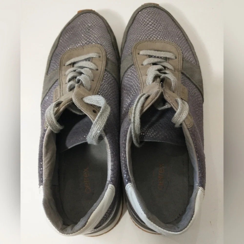 Aetrex Gray and Silver Snakeskin Print Sneakers‎ With Suede Accents, Size 9.5